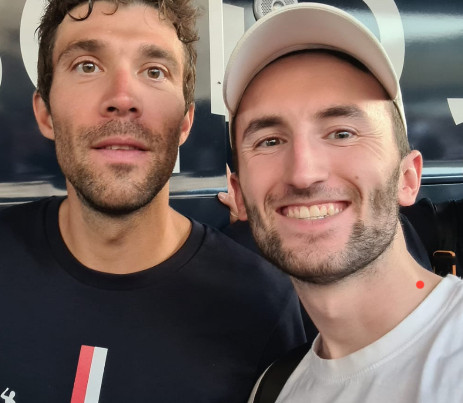 Clément Méténier aux cotés de son idole, le cycliste français Thibaut Pinot